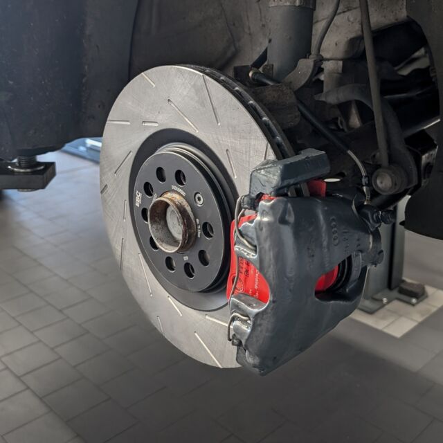 Polo 9N3 GTI

Bremsen-Upgrade! 🚨
Dieser Polo GTI hat von uns ein Upgrade-Paket für seine Bremsen bekommen. Es wurde eine Polo Cup Bremse mit 312mm EBC Scheiben und EBC Red Stuff Belägen verbaut. 🔴 
Zusätzlich gab es noch Stahlflex-Bremsleitungen, für ein optimales Ansprechverhalten. 💯 

➖➖➖➖➖➖➖➖➖➖➖➖➖

Boost-Style - Dein Meisterbetrieb und Ansprechpartner für Performance Parts und Fahrzeugoptimierung in Kiel und Umgebung.

➖➖➖➖➖➖➖➖➖➖➖➖➖

Preetzer Chaussee 171b
24222 Schwentinental