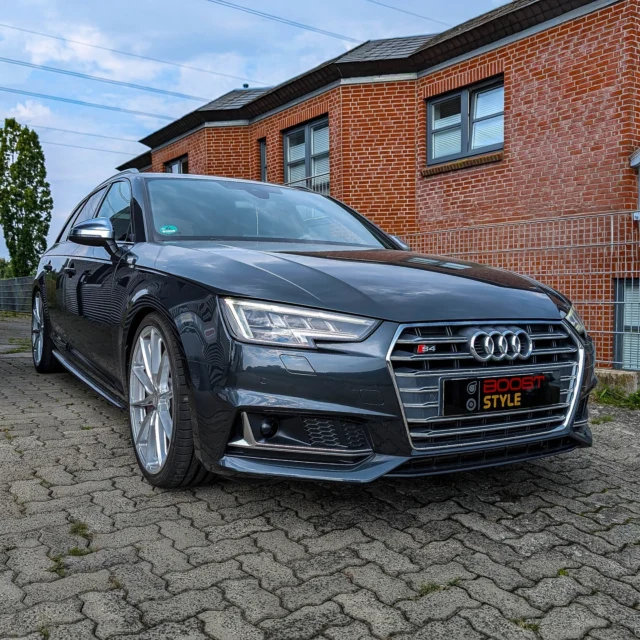 Audi S4 Avant 3.0 TFSI

Dieser Audi S4 Avant hat von uns ein KW V3 Gewindefahrwerk erhalten. 
Das KW V3 bietet die perfekte Balance aus sportlicher Performance und Alltagskomfort, dank stufenloser Anpassung der Zug- und Druckstufendämpfung. ⚙️🔧 Es sorgt für eine präzise Fahrwerksabstimmung, bessere Kurvenlage und verbessertes Fahrverhalten bei gleichzeitig hoher Stabilität, egal ob auf der Straße oder Rennstrecke. 🏎️ Passend dazu gab es noch Japan Racing JR37 Felgen in 8,5x20! 🛞 Die entsprechende Achsvermessung und TÜV-Einzelabnahme wurden direkt bei uns durchgeführt. Alles aus einer Hand! 👌

➖➖➖➖➖➖➖➖➖➖➖➖➖

Boost-Style 📍KW- und JR-Stützpunkt

Dein Meisterbetrieb und Ansprechpartner für Fahrwerke, Felgen in Kiel und Umgebung

➖➖➖➖➖➖➖➖➖➖➖➖➖

📍 Preetzer Chaussee 171b 24222 Schwentinental

#Audi #S4 #Avant #KW #JR37 #Tuning #Fahrwerk #Achsvermessung #Kiel #Schwentinental #BoostStyle