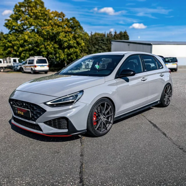 Hyundai i30N

Dieser Hyundai i30N in Uni-Grau hat bei uns ein ST XA Gewindefahrwerk erhalten, das für die perfekte Verbindung von Alltagstauglichkeit und Performance sorgt – egal, ob auf kurvigen Straßen oder der Autobahn! 🚗💨
Ausgestattet mit griffigen Michelin Pilot Sport 4 S Reifen auf nicen Tomason Felgen, ist dieser i30N nicht nur ein Hingucker, sondern auch ein echter Performer auf der Straße. 🛞✨

Jeder Schritt, vom Einbau bis zur Vermessung und TÜV-Abnahme, wurde von uns durchgeführt. Wir liefern alles aus einer Hand!

➖➖➖➖➖➖➖➖➖➖➖➖➖

Boost-Style 📍ST- und KW-Stützpunkt
Dein Meisterbetrieb und Ansprechpartner für Fahrwerke und Felgen in Kiel und Umgebung.

➖➖➖➖➖➖➖➖➖➖➖➖➖

📍 Preetzer Chaussee 171b 24222 Schwentinental

#Hyundai #i30N #ST #STXA #Tomason #Tuning #Fahrwerk #Achsvermessung #Kiel #Schwentinental #BoostStyle
