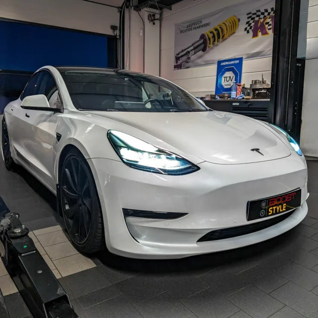 Tesla Model 3 Performance ⚡️

Bei diesem Tesla Model 3 haben wir ein KW V3 Fahrwerk verbaut und neu eingestellt, da der Besitzer mit dem Setup des Vorbesitzers nicht zufrieden war. 🔧💨 
Jetzt fährt er mit dem perfekten Handling, optimal auf seine persönlichen Wünsche abgestimmt.
Wir setzen jede individuelle Einstellung um, bis ihr zufrieden seid! 🙌🏼🚗

➖➖➖➖➖➖➖➖➖➖➖➖➖

Boost-Style 📍ST- und KW-Stützpunkt

Dein Meisterbetrieb und Ansprechpartner für Fahrwerke und Felgen in Kiel und Umgebung.

➖➖➖➖➖➖➖➖➖➖➖➖➖

📍 Preetzer Chaussee 171b 24222 Schwentinental

#TeslaModel3 #Performance #KWV3 #Fahrwerksoptimierung #BoostStyle #Tuning