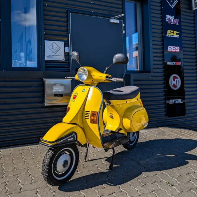Vespa PK50XL Automatik 🛵

Frisch aus dem Dornröschenschlaf geweckt! 💛✨
Heute haben wir mal etwas anderes für euch. Diese gelbe Vespa PK50XL Automatik aus 1995 durfte bei uns nach längerer Standzeit wieder aufleben. Nach einer sorgfältigen Revision und der Einstellung des Vergasers läuft sie wieder wie neu, bereit für jedes Abenteuer. 🌄🏍️
Als #SipScooter Händler findet ihr bei uns alles, was ihr für eure Vespen braucht – ob alt oder neu! 💫

➖➖➖➖➖➖➖➖➖➖➖➖➖

Boost-Style 📍S.I.P. Scooter Händler

Dein Meisterbetrieb und Ansprechpartner für Vespas in Kiel und Umgebung.

➖➖➖➖➖➖➖➖➖➖➖➖➖

📍 Preetzer Chaussee 171b
24222 Schwentinental

#VespaLife #ScooterLove #BoostStyle #VintageScooter #VespaCommunity #vespa